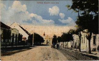 Gyula, Kossuth Lajos utca, férfi kerékpárral. Dobay János kiadása (EK)