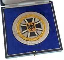 Németország DN "A NÉMETORSZÁGI SZÖVETSÉGI KÖZTÁRSASÁG VÉDELMI MINISZTERE" "DER BUNDESMINISTER DER VERTEIDIGUNG BUNDESREPUBLIK DEUTSCHLAND" zománcozott, aranyozott bronz emlékérem, hátoldalon "Parlamentarischer Staatssekretär" gravírozással és "HOFFSTäTTE BONN" gyártói jelzéssel, dísztokban (79mm) T:AU Germany ND "DER BUNDESMINISTER DER VERTEIDIGUNG BUNDESREPUBLIK DEUTSCHLAND" enamelled, gilt commemorative medal, with "Parlamentarischer Staatssekretär" engrave and "HOFFSTäTTE BONN" hallmark at the back, in decorative case (79mm) C:AU