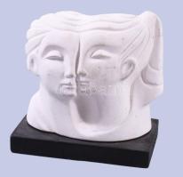 Világhy Kerámiaműhely: Szerelmesek. Biszkvit porcelán, fa talapzaton, kopással, 8,5x8 cm