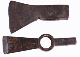 2 darab régi fejszefej és csákányfej, h. 20 cm