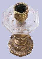 Bronz gyertyatartó, üveg viaszfogóval, m: 16 cm