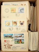 Több száz magyar FDC, sok ajánlottal, nagy dobozban