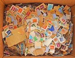 Több ezer db angol királynő fejes áztatni való bélyeg, dobozban ömlesztve