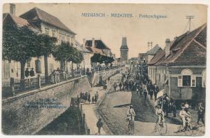 1918 Medgyes, Mediasch, Medias; Forkeschgasse. Verlag Fritz Guggenberger / felvonulás, utcakép, városkapu, biciklisták / procession, street, gate, cyclists (ázott sarok / wet corner)