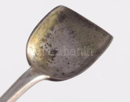 Weiss Manfréd (1857-1922) monogramjával díszített ezüst (Ag) fűszerkanál, jelzés nélkül, nettó 6,7g