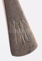 Weiss Manfréd (1857-1922) monogramjával díszített ezüst (Ag) fűszerkanál, jelzés nélkül, nettó 6,7g