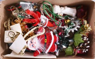 Doboznyi vegyes karácsonyi dekortárgy és fenyődísz tétel, közte 1-1 régebbi darabbal