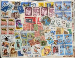 Több mint 13.000 db bélyeg és blokk, köztük ívdarabok, bündli is