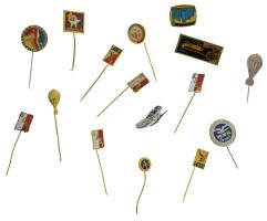 Vegyes 16db-os jelvénytétel, közte "Leninváros", "Hőlégballon" (2xklf), "Lengyel Diákok Szocialista Uniójának (SZSP) jelvénye (4x), "Szovjet repülős jelvény 1941-1945", "Cseh Turisztikai Szövetség" "Csehszlovákia Jégkorongszövetség", "Sportgimnasztika" T:vegyes