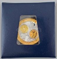 DN "Európa pénzei - Olaszország" ezüstözött, aranyozott Cu-Ni emlékérem (35,1mm) kapszulában, eredeti csomagolásban, tanúsítvánnyal T:PP ND "Europe's coins - Italy" silver plated, gilt Cu-Ni commemorative coin (35,1mm) in capsule, in original case, with certificate C:PP + Érmetartó tálca fekete bársony borítással, összesen 9db egyenként 45mm átmérőjű kerek férőhellyel. Használt, de jó állapotban, a tálca enyhén hajlott