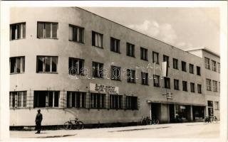 Muraszombat, Murska Sobota; Munkások Otthona, a bevonulás idejéből "Éljen Horthy! Heil Hitler! Evviva Mussolini! Vártunk testvérek!!!" feliratos molinóval, katona, kerékpárok. Zvér János kiadása / Workers' Home (during the entry of the Hungarian troops) with "Long live Horthy! Heil Hitler! Long live Mussolini! We were waiting, brothers!!!" nationalist banner, bicycles, Hungarian soldier