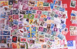 3.360 klf bélyeg és 160 klf blokk sorokkal is, magas katalógus értékben