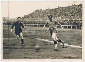 1934 Bucharest, Bukarest, Bucuresti, Bucuresci; RIPENSIA Temesvár - Kispest 4:3 labdarúgó mérkőzés, focisták a pályán / RIPENSIA FC Timisoara - Kispest football match, players, sport. photo (18 x 13 cm) (non PC) (ragasztónyomok / glue marks)