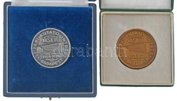1969. "VASKUT - Vasipari Kutató Intézet Budapest 1949-1969 - 20 éves évforduló" kétoldalas bronz emlékérem, hátlapon a Selmecbányai Bányászati Akadémia tanulmányi éremsorozatának Kohász jutalomérmének képével (46mm) sérült dísztokban + 1974. "VASKUT - Vasipari Kutató Intézet Budapest 1949-1974 - 25 éves évforduló" ezüstpatinázott bronz emlékérem, hátlapon a Selmecbányai Bányászati Akadémia tanulmányi éremsorozatának Kohász jutalomérmének képével (45mm) dísztokban T:AU