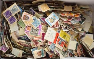 1 kg vegyes külföldi bélyeg cipős dobozban ömlesztve