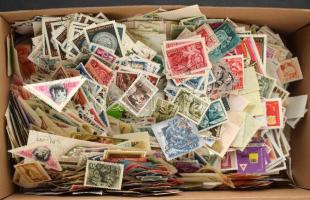 Sok ezer darab magyar bélyeg cipős dobozban ömlesztve