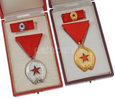 1985. "Munka Érdemrend arany fokozata" zománcozott, aranyozott bronz kitüntetés mellszalagon, miniatűrrel szalagsávon, eredeti tokban + 1985. "A Munka Érdemrend ezüst fokozata" zománcozott, ezüstözött bronz kitüntetés mellszalagon, miniatűrrel szalagsávon, eredeti tokban T:AU NMK 599., 600.