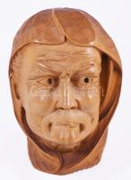 Férfi fej. Faragott fa szobor, m: 19,5 cm