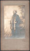 cca 1918 Szibériai hadifogoly (?) portréja, kartonra kasírozott fotó, hátoldalon feliratozva, 20×13 cm