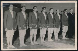 A magyar válogatott kardcsapat: Gerevich Aladár, Rajcsányi László, Kovács, Kárpáti, Pesti, stb., hátoldalon feliratozott, pecséttel jelzett fotó, felületén törésnyom, 12×18 cm