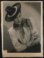1946 Női portré, kartonra ragasztott fotó Laub Juci műterméből, jelzett, 24×18 cm