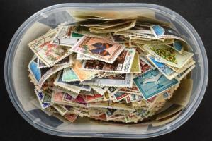 Több ezer darab bélyeg, főleg képesek, fagylaltos dobozban