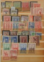 Ausztrália kb 700 db bélyeg + 4 db blokk 10 lapos közepes berakóban