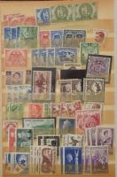 Ausztrália kb 700 db bélyeg + 4 db blokk 10 lapos közepes berakóban