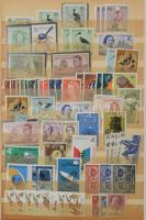 Ausztrália kb 700 db bélyeg + 4 db blokk 10 lapos közepes berakóban