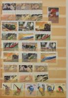 Ausztrália kb 700 db bélyeg + 4 db blokk 10 lapos közepes berakóban