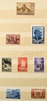 1949 körül Bulgária 47 db bélyeg 3 lapos közepes díszes postai ajándék berakóban