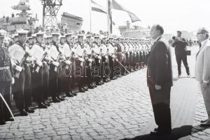 ca 1970 Kádár János az NDK-ban. Hivatalos látogatásról készült fotó sorozat, címeres díszdobozban, K...