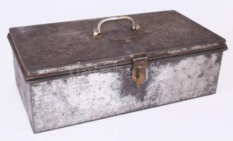 ca 1943 Nagy méretű fém láda birodalmi sas díszítéssel, lelakatolható. 41x20x24 cm