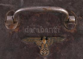 ca 1943 Nagy méretű fém láda birodalmi sas díszítéssel, lelakatolható. 41x20x24 cm