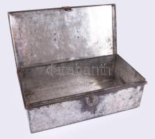 ca 1943 Nagy méretű fém láda birodalmi sas díszítéssel, lelakatolható. 41x20x24 cm