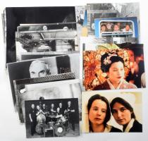 Duna tévé 39 db fotó a tévén futó műsorokból, filmekből, feliratozva. 24x16 cm