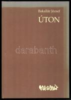 Bakallár József: Úton. Olajképek, akvarellek, rajzok. A szerző, Bakallár József (1940-2013) festőművész által Kratochwill Mimi (1931-2024) művészettörténész részére dedikált példány. Bp., 1998, magánkiadás (Mester Nyomda), 79+(1) p. Kiadói kartonált papírkötés. Megjelent 500 példányban.
