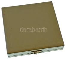 Vincze Dénes (1914-1972) DN Szocreál tudomány témájú ezüstözött, egyoldalas, bronz plakett (78mm) dí...