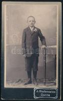 cca 1910 Kisfiú portréja, keményhátú fotó J. Stefanovics dettai műterméből, szecessziós hátlappal, 10,5×6,5 cm