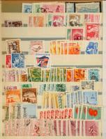 Vietnam rendező, benne 2.073 db bélyeg + 2 db blokk, 30 lapos közepes berakóban