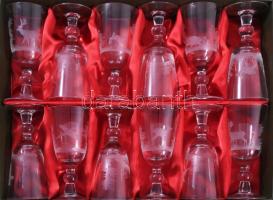 12 személyes csiszolt kristályüveg vadászmintás talpas borospohár garnitúra, hibátlan, m: 14,5 cm, b...