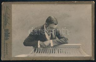 1908 Vőlegény portréja, keményhátú fotó Kossak József budapesti műterméből, hátoldalon feliratozva, 6,5×10,5 cm