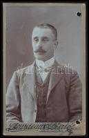cca 1910 Bordeaux László tanító portréja, igazolványképként használt keményhátú fotó Fanto és Steiner gyöngyösi műterméből, 10,5×6,5 cm