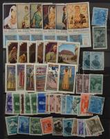 Románia 1930-as, 1960-as évek összeállítása, benne 1.130 db bélyeg + 34 db blokk, nagyalakú berakóba...