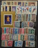 Románia 1930-as, 1960-as évek összeállítása, benne 1.130 db bélyeg + 34 db blokk, nagyalakú berakóba...