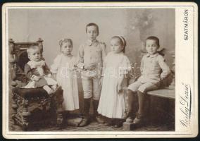 cca 1900 Jäger gyerekek portréja, keményhátú fot Berky Dezső szatmári műterméből, 10,5×16,5 cm