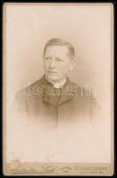 cca 1900 Herpy Károly kínai katolikus misszionárius portréja, keményhátú fotó Constantin Luck düsseldorfi műterméből, 16,5×10,5 cm