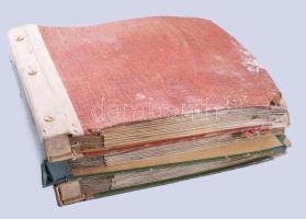 34 darab gramofon lemez, tartókban, kissé ázott.