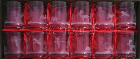 12 személyes csiszolt vadászmintás kristályüveg whiskey pohár garnitúra, hibátlan, m: 9,5 cm, díszdo...