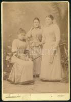 cca 1890 Három lánytestvér portréja, keményhátú fotó Temesvári győri műterméből, 16×11 cm
